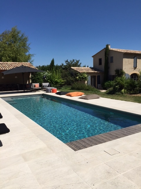 Photographie d'une piscine carrelée. Planète Eau Piscines, Construction, Rénovation, Entretien. Artisan pisciniste sur Aix en Provence et ses alentours.