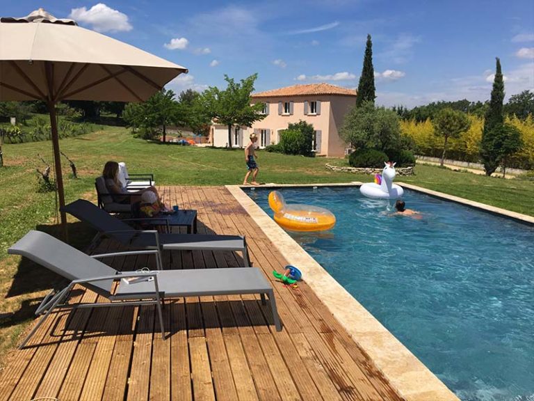 Photographie d'une piscine en pvc armé. Planète Eau Piscines, Construction, Rénovation, Entretien. Artisan pisciniste sur Aix en Provence et ses alentours.