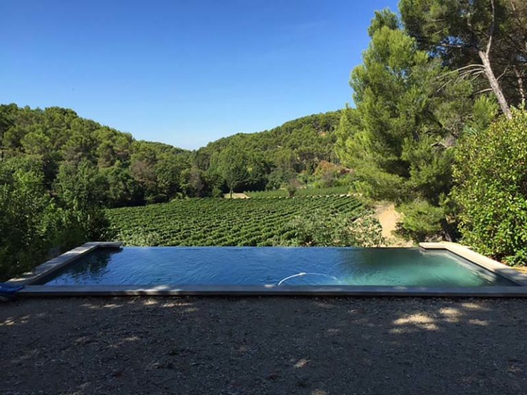 Photographie d'une piscine en pvc armé. Planète Eau Piscines, Construction, Rénovation, Entretien. Artisan pisciniste sur Aix en Provence et ses alentours.