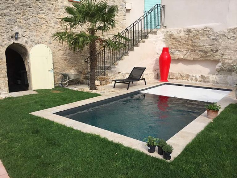 Photographie d'une piscine en pvc armé. Planète Eau Piscines, Construction, Rénovation, Entretien. Artisan pisciniste sur Aix en Provence et ses alentours.