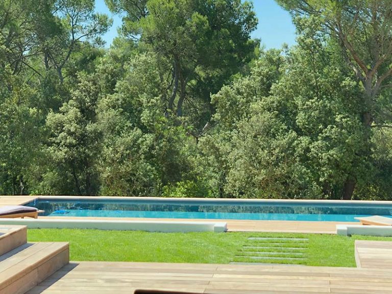 Photographie d'une piscine en pvc armé. Planète Eau Piscines, Construction, Rénovation, Entretien. Artisan pisciniste sur Aix en Provence et ses alentours.