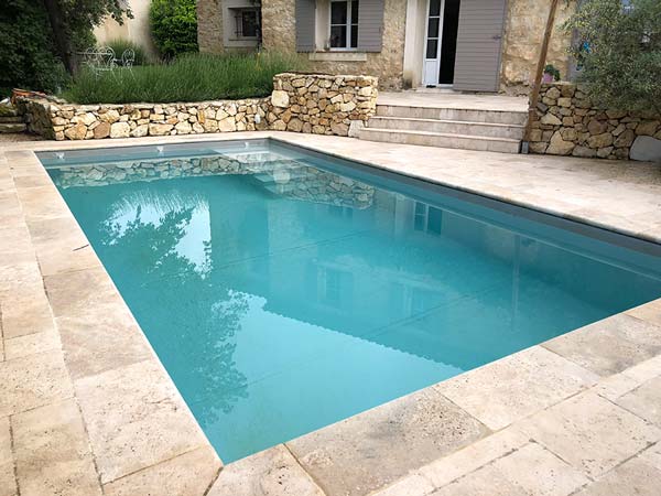 Photographie d'une piscine en pvc armé. Planète Eau Piscines, Construction, Rénovation, Entretien. Artisan pisciniste sur Aix en Provence et ses alentours.