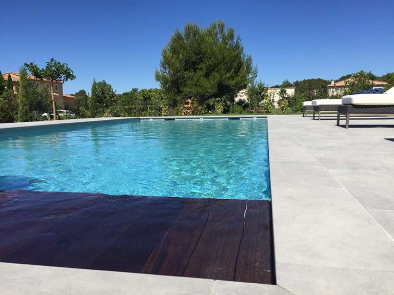 Photographie d'une couverture automatique de piscine. Planète Eau Piscines, Construction, Rénovation, Entretien. Artisan pisciniste sur Aix en Provence et ses alentours.