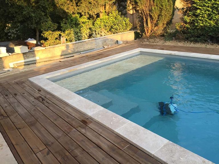 Photographie d'une couverture automatique de piscine. Planète Eau Piscines, Construction, Rénovation, Entretien. Artisan pisciniste sur Aix en Provence et ses alentours.