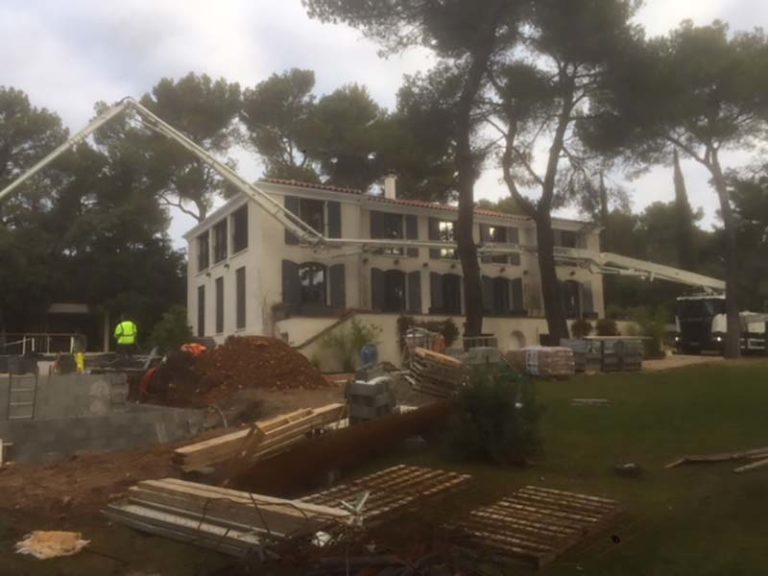 Photographie d'un chantier pour la rénovation d'une piscine. Planète Eau Piscines, Construction, Rénovation, Entretien. Artisan pisciniste sur Aix en Provence et ses alentours.