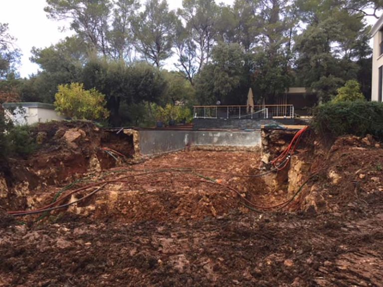 Photographie d'un terre creusée dans chantier pour la rénovation d'une piscine. Planète Eau Piscines, Construction, Rénovation, Entretien. Artisan pisciniste sur Aix en Provence et ses alentours.