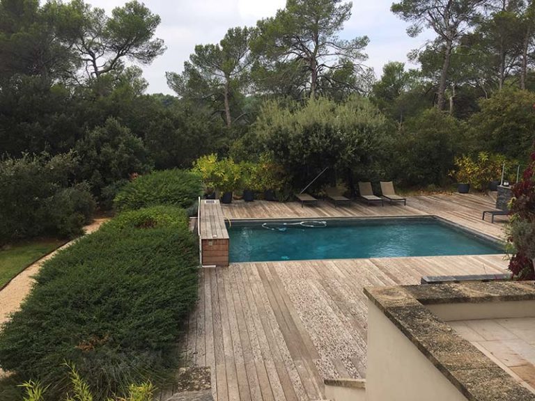 Photographie d'un piscine usée, prête à être rénovée. Planète Eau Piscines, Construction, Rénovation, Entretien. Artisan pisciniste sur Aix en Provence et ses alentours.