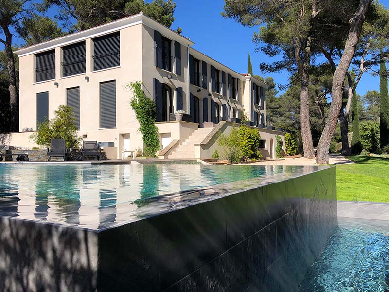 Photographie d'une piscine à débordement. Photographie d'une rénovation d'une piscine vestute. Planète Eau Piscines, Construction, Rénovation, Entretien. Artisan pisciniste sur Aix en Provence et ses alentours.