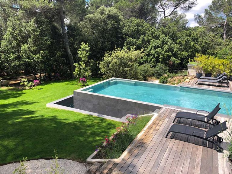Photographie d'une piscine à débordement. Planète Eau Piscines, Construction, Rénovation, Entretien. Artisan pisciniste sur Aix en Provence et ses alentours.