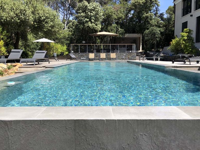 Photographie d'une piscine à débordement. Planète Eau Piscines, Construction, Rénovation, Entretien. Artisan pisciniste sur Aix en Provence et ses alentours.