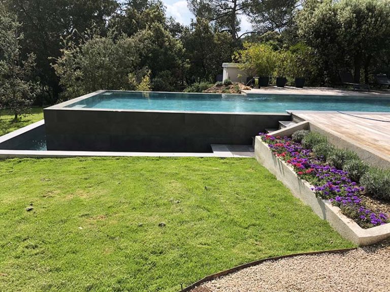 Photographie d'une piscine à débordement. Planète Eau Piscines, Construction, Rénovation, Entretien. Artisan pisciniste sur Aix en Provence et ses alentours.