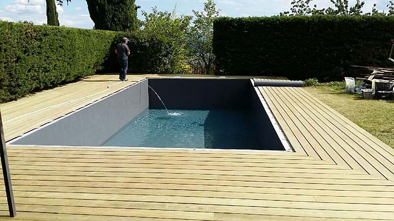 Photographie d'une piscine refaite au niveau de l'étanchéité. Planète Eau Piscines, Construction, Rénovation, Entretien. Artisan pisciniste sur Aix en Provence et ses alentours.