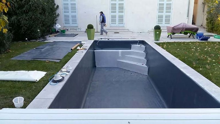 Photographie d'une piscine refaite au niveau de l'étanchéité. Planète Eau Piscines, Construction, Rénovation, Entretien. Artisan pisciniste sur Aix en Provence et ses alentours.