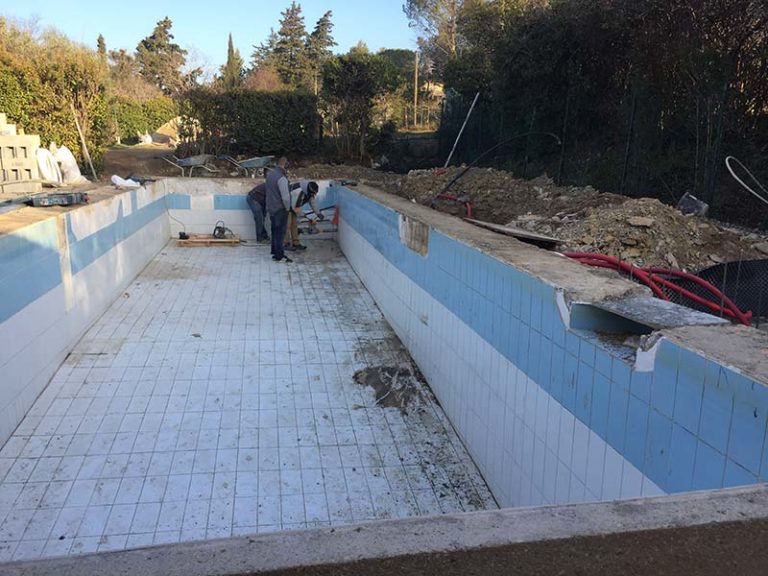 Photographie d'une rénovation d'une piscine vestute. Planète Eau Piscines, Construction, Rénovation, Entretien. Artisan pisciniste sur Aix en Provence et ses alentours.