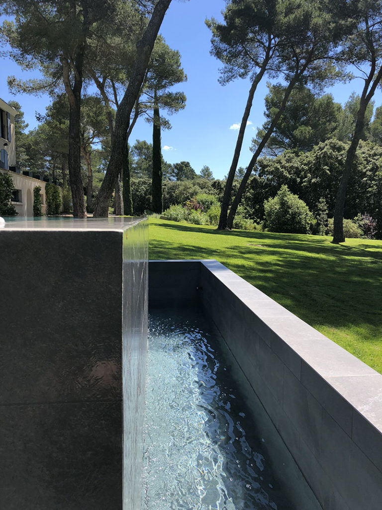 Réalisation de piscine. Planète Eau Piscines, Construction, Rénovation, Entretien. Artisan pisciniste sur Aix en Provence et ses alentours.