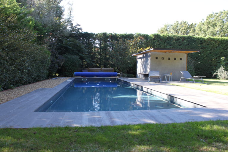 Piscines moderne et terrasse carrelées