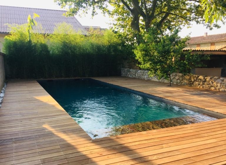 Piscine au sel - Terrasse en Bois exotique