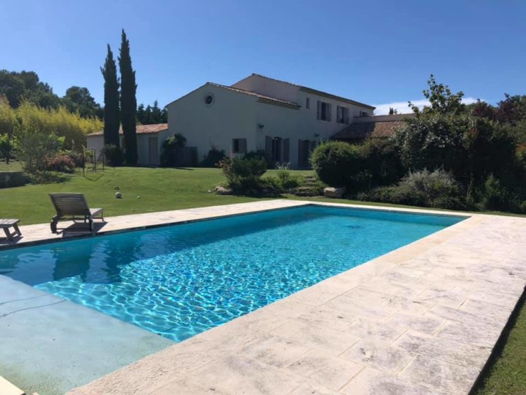 Piscine Moderne villa traditionnelle