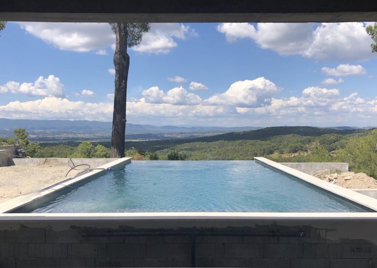 Piscine à débordement avec vue sur le massif du Lubéron