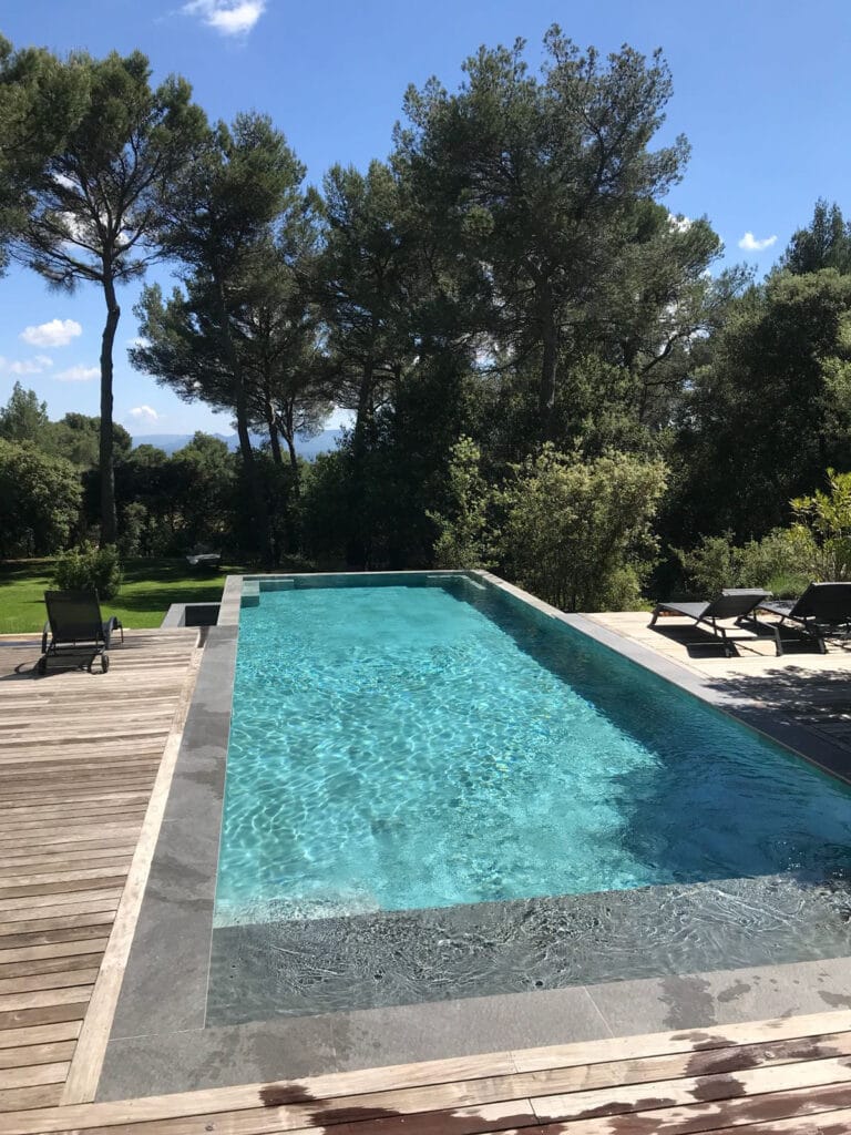 Piscine contemporaine à débordement - Provence