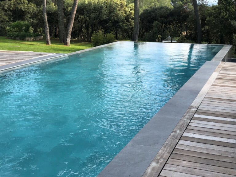 Piscine à Débordement