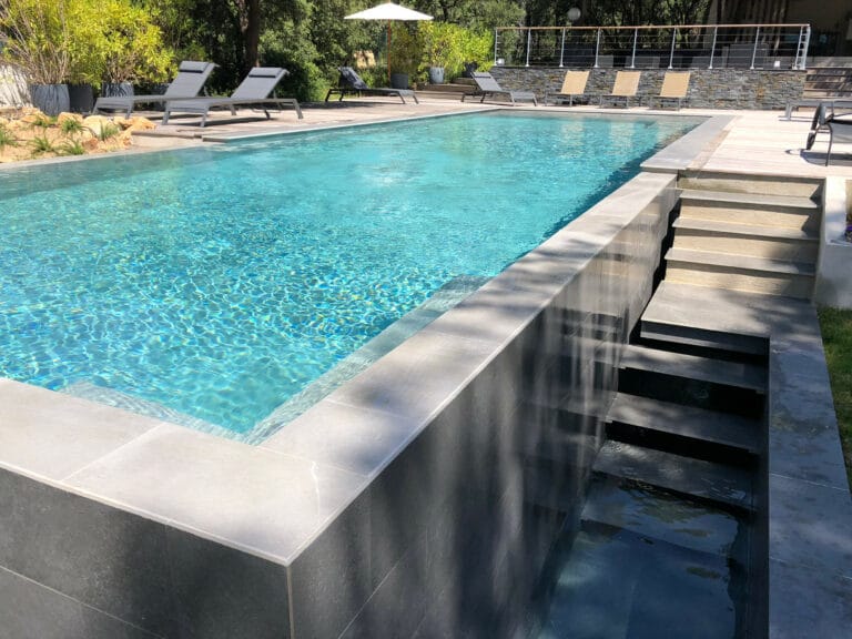 Piscine et débordement