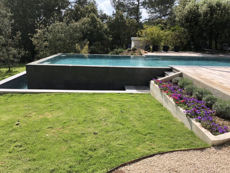 Piscine à débords finie