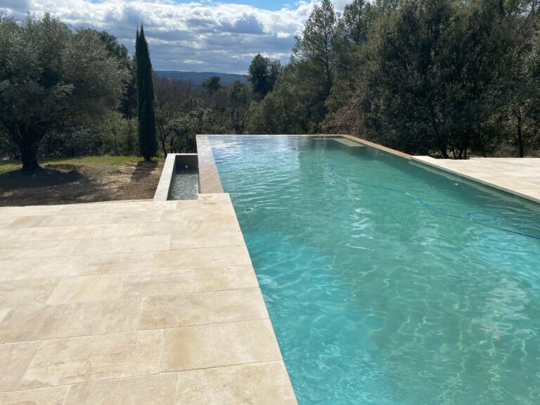 Piscine et oliviers