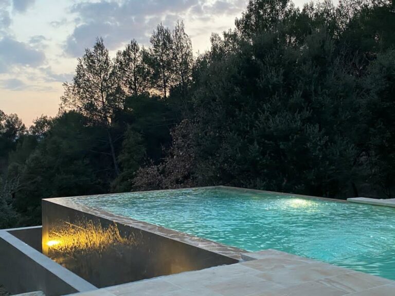 Piscine à débordement en nocturne