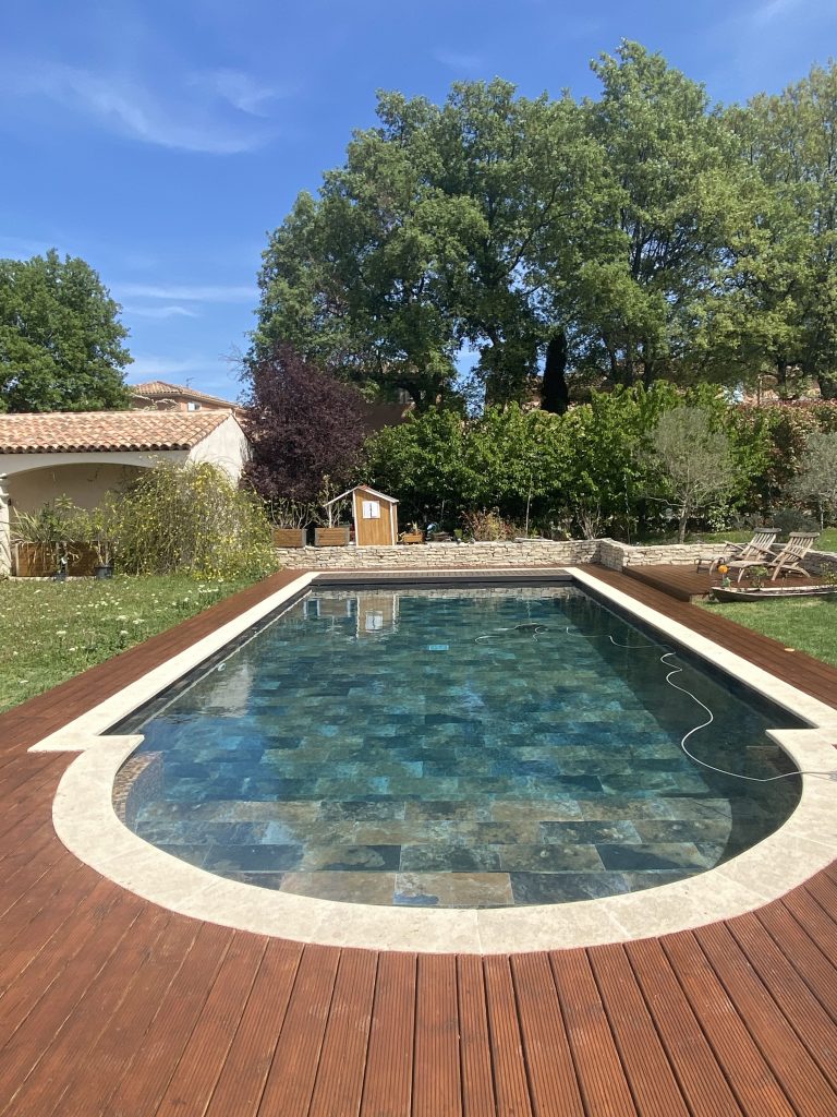 Piscine carrelée sur mesure en Provence