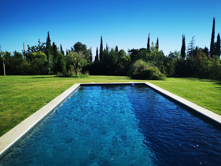 Piscine de Luxe sur Gazon - Aix en Provence
